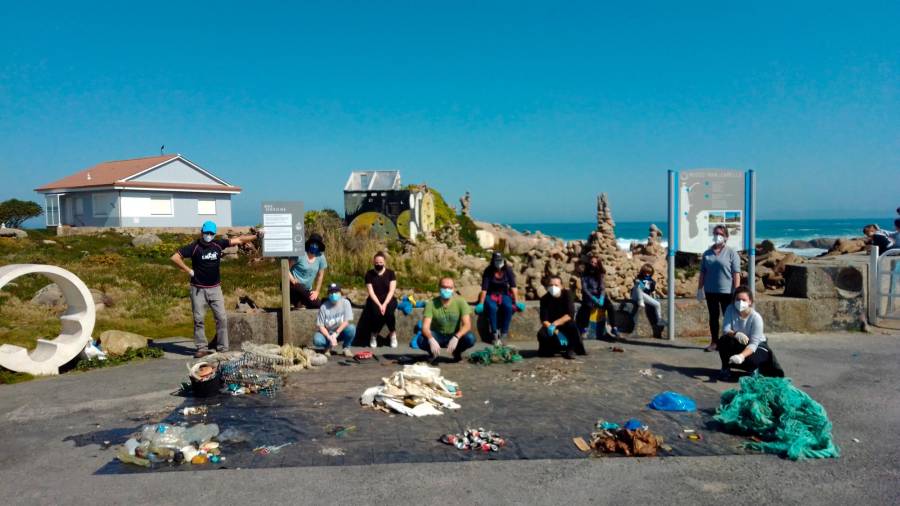 Participantes na recollida de lixo xunto co lixo retirado do espazo museístico de Camelle. Foto: Mar de Fábula