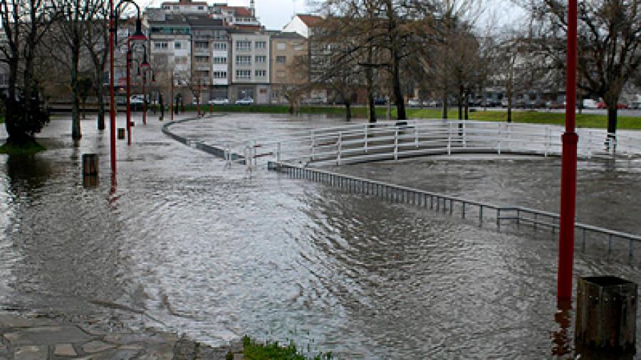 Imaxe dunha inundación que afectou ao casco urbano de Carballo. Foto: C. C.