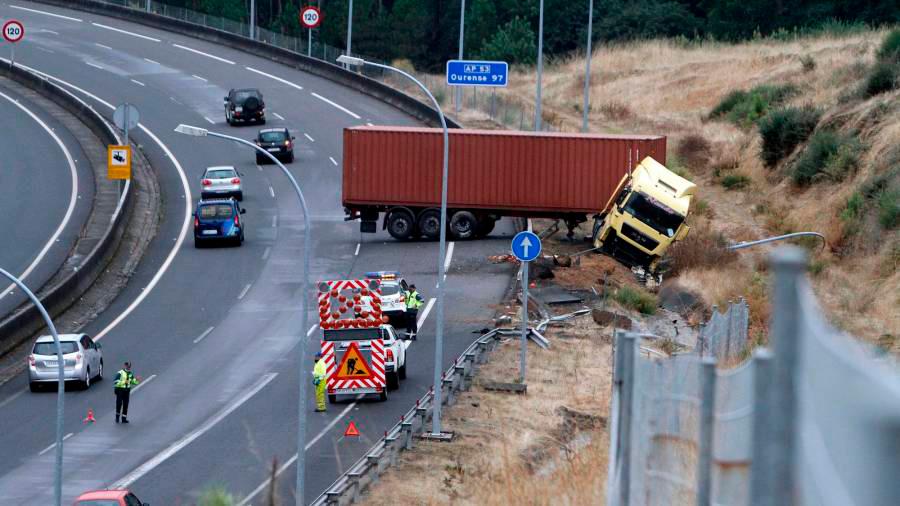 Imagen de archivo de un camión accidentado en la AP-53 dirección Ourense. Foto. A. Hernández