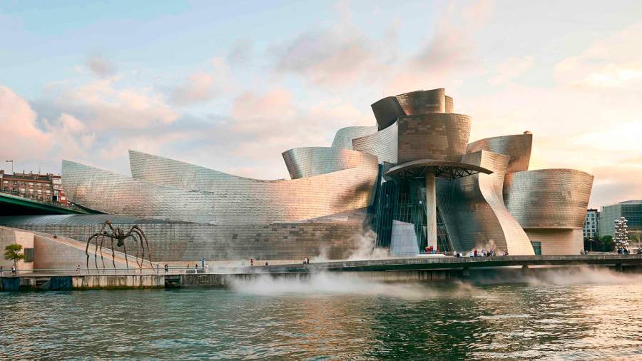 Museo Guggenheim, escenario de la secuencia de inicio de El mundo nunca es suficiente.
