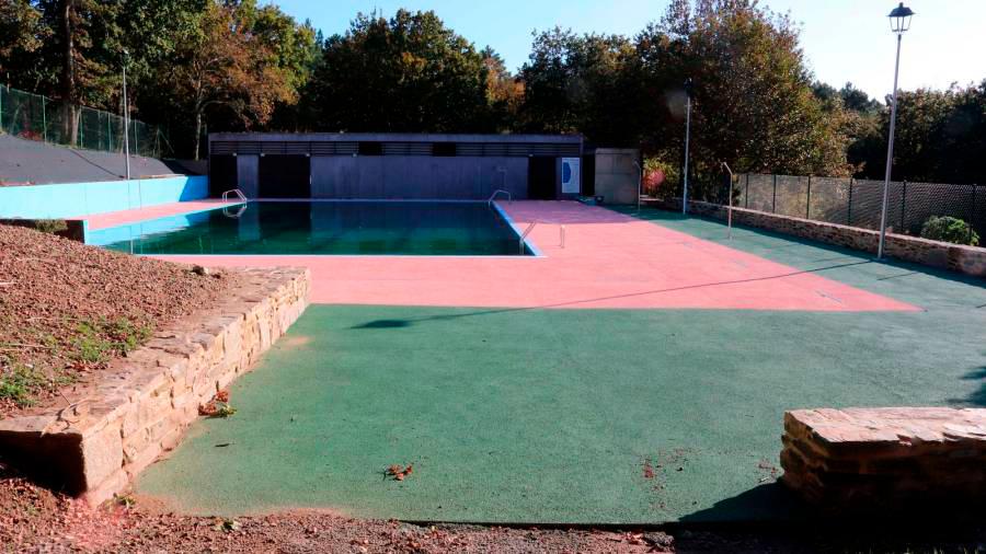 Imaxe da piscina municipal de Lousame. Foto: C.L.
