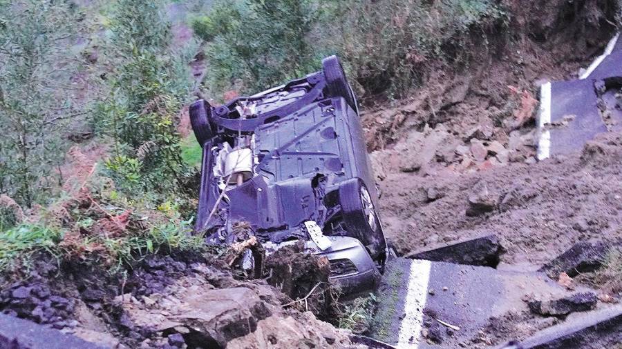 pontevedra. Un coche se accidentó por al derrumbe de una carretera en Campaño. Foto: EP