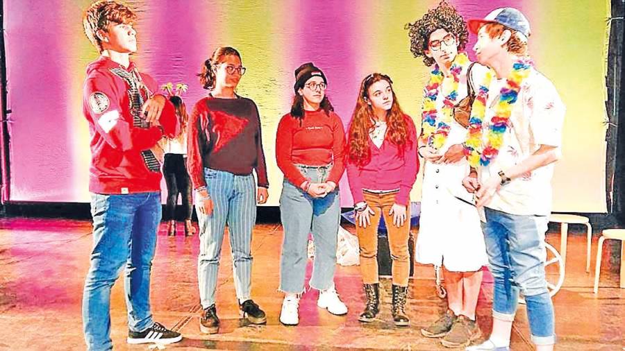 Escolares en una función de teatro en una edición anterior del festival celebrada en Santiago de Compostela. Foto: G.