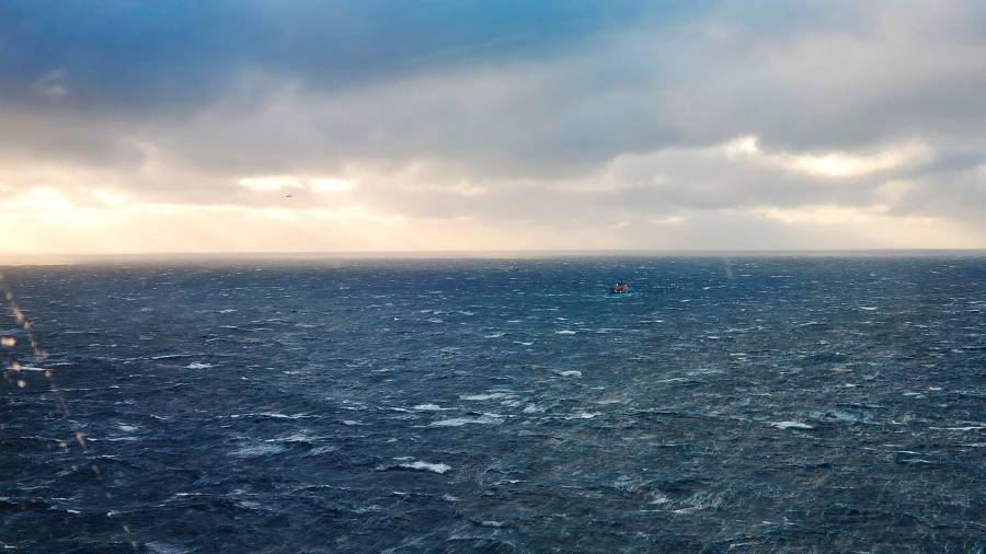 Sin novedades sobre los desaparecidos, los pesqueros retomaron ayer sus tareas. En la imagen, sacada desde un helicóptero, un barco navegando este jueves por las aguas de Terranova (Canadá).