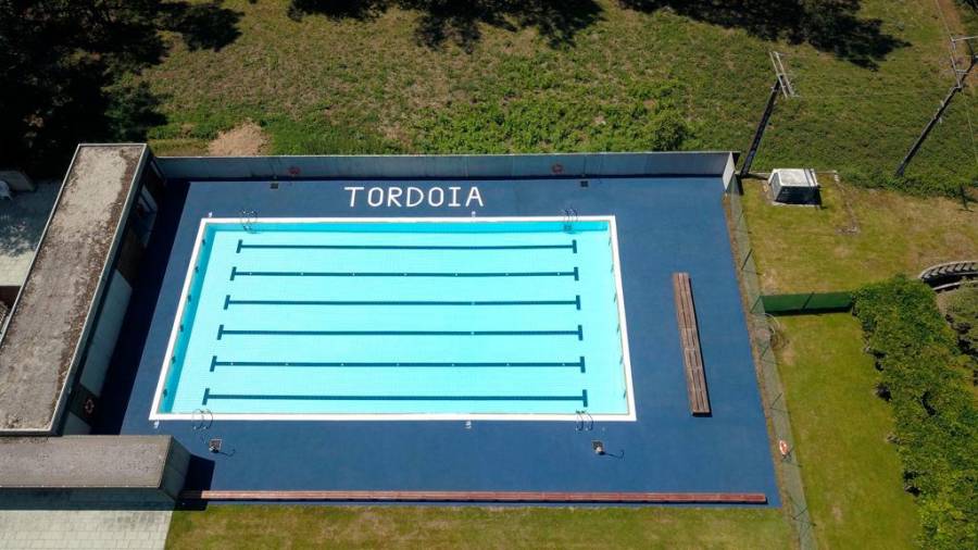 A veciñanza de Tordoia desfruta este verán dunha piscina renovada. Foto: C. Tordoia