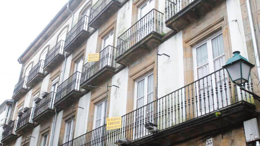 Imagen de un edificio vacío, en Santiago de Compostela, con varios carteles de ‘se alquila’. Foto: Fernando Blanco