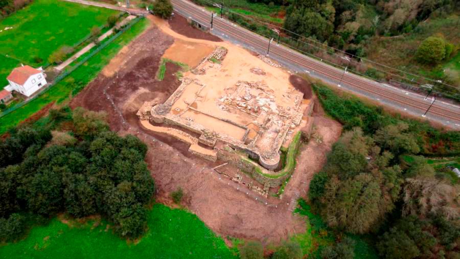 Vista aérea del yacimiento arqueológico de la antigua fortaleza de A Rocha Forte. Foto: CdS