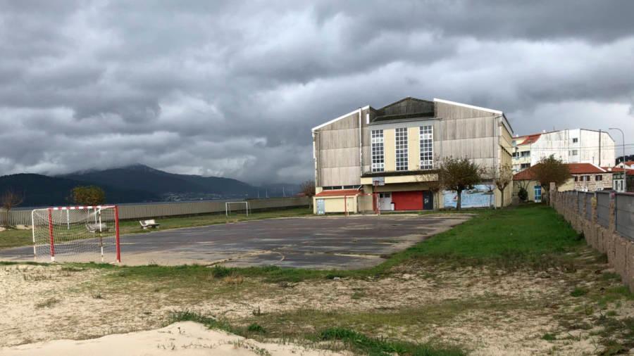 El colegio de Primaria de Portosín fue construido en terreno de dominio público marítimo terrestre. Foto: ECG