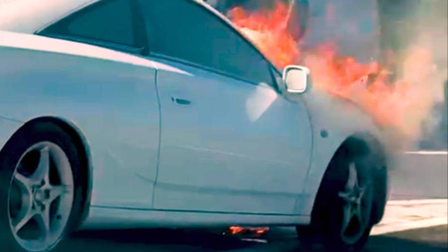 Arde un coche mientras circulaba por la zona de O Castiñeiriño, en Santiago