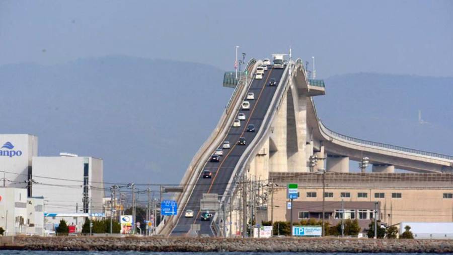 Puente de Eshima Ohashi. Esta estructura ubicada en Japón se hizo famosa porque las imágenes mostradas hacían ver las curvas del puente mucho más pronunciadas de lo que realmente son. (Fuente, es.digitaltrends.com. Imagen, blog.structuralia.com)