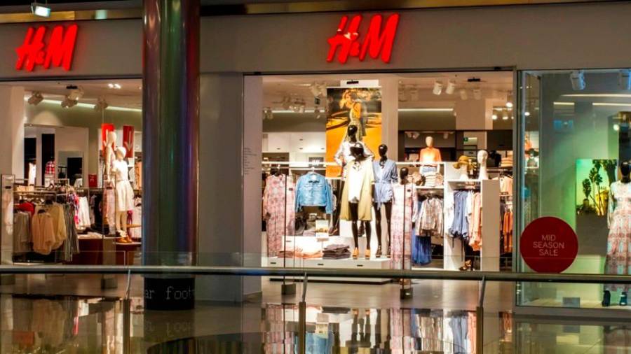 Fachada de la tienda de H&M en el centro comercial de Marineda City Foto: F.C.