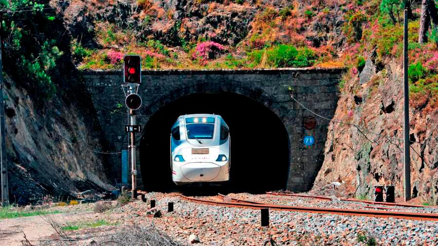 tren. Un servicio Alvia que cubre la ruta Galicia-Madrid en la salida del túnel de Alberguería. Foto: Almara 