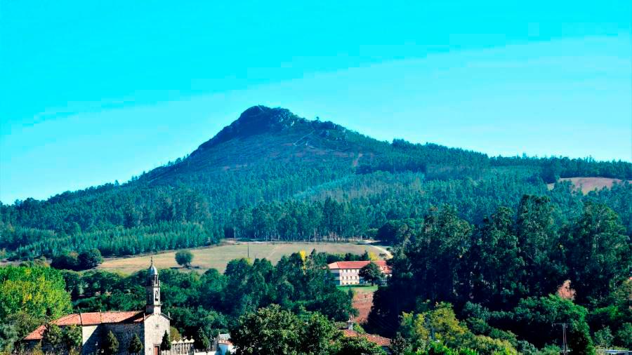 Vista do Pico Sacro desde a parroquia de Sergude. Foto: Jaime Rosende