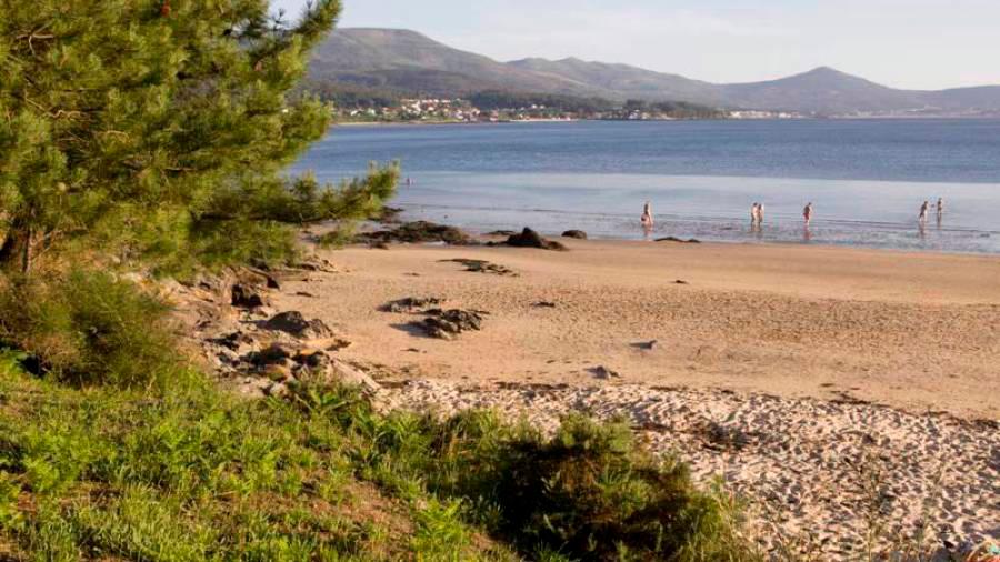 Imagen de la playa de Broña, en Outes, en la que se acometen las mejoras. Foto: Xunta