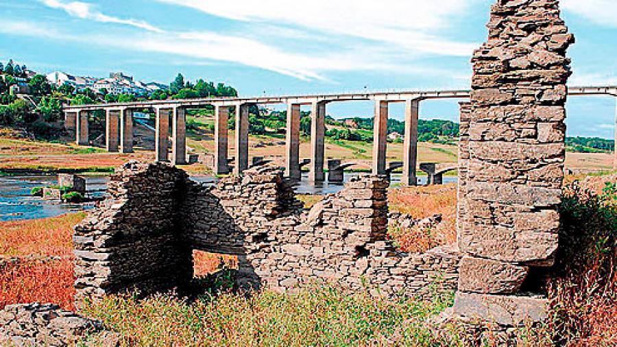 portomarín. Las ruínas de la antigua aldea vuelven a la vida con la seca de la presa de Belesar. Foto: Archivo