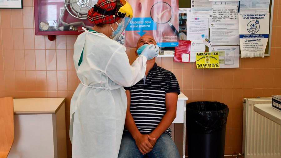 Imaxe de archivo dunha enfermeira facendo unha proba PCR a un paciente en Abegondo.