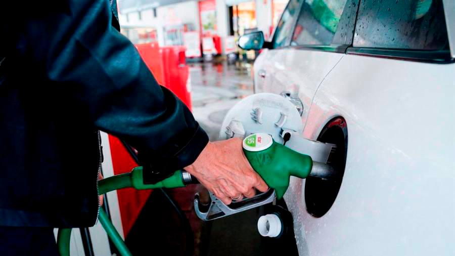 Calviño avisa: no se seguirá bonificando el combustible si los operadores absorben la ayuda en precios