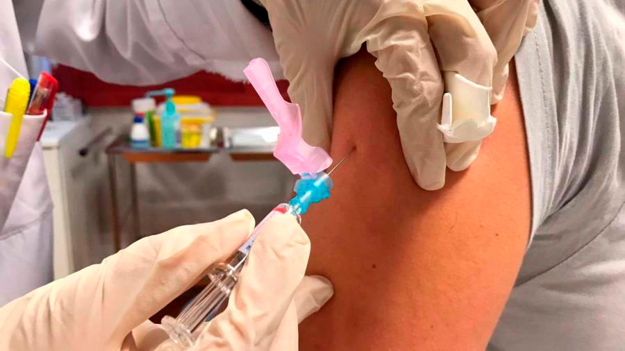 Sanitaria inoculando una dosis de vacuna. Foto: Europa Press