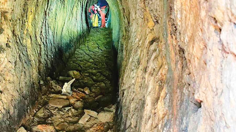 Imagen del túnel hallado en O Pombal que se ramifica por debajo de Santa Susana