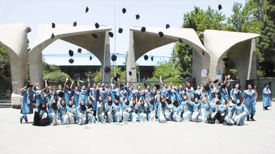 Estudiantes celebrando su graduación en la universidad de Teherán. Foto: ECG
