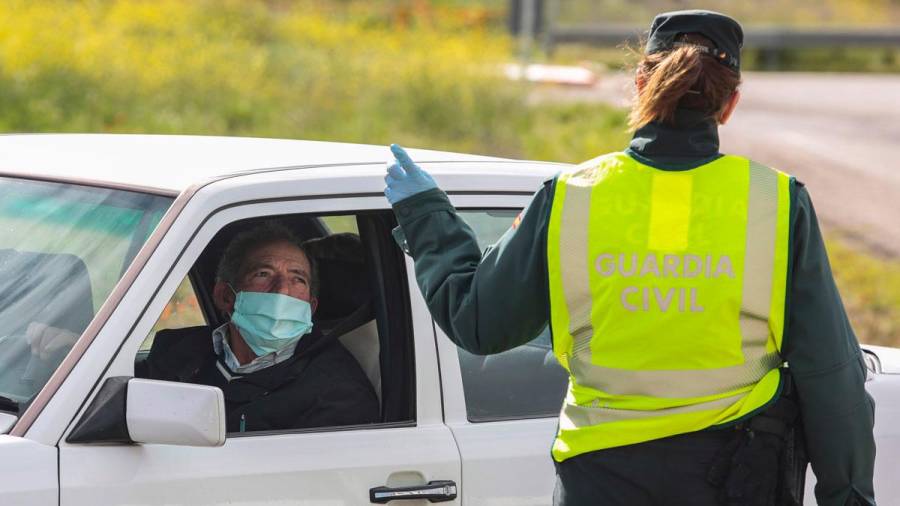 controles. Una agente de la Guardia Civil dando indicaciones en un control de carretera a un conductor durante la actual pandemia de la covid-19. Foto: Efe