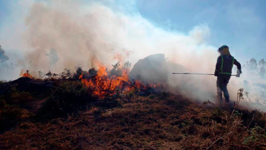 Incendio forestal na parroquia compostelana de Santa Cristina de Fecha.
