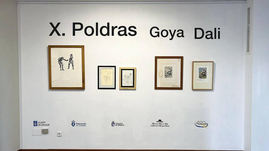 entre xenios. Pola esquerda, tres obras de Xosé Poldras, unha de Goya e outra de Dalí.