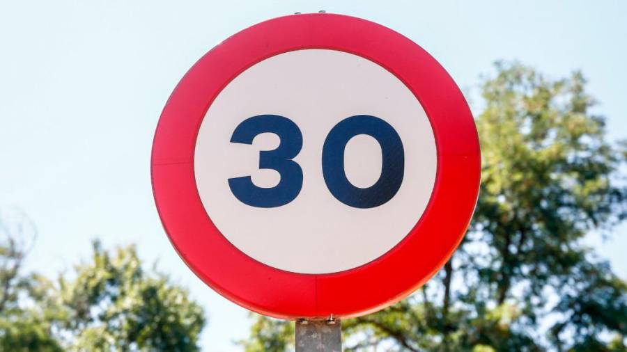Señal con el nuevo límite de velocidad en los cascos urbanos. Foto: Europa Press