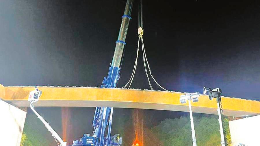 En los trabajos realizados el pasado 22 de julio, una grúa de gran tonelaje movió la enorme viga del puente, en una actuación que desplegó bastantes medios. Foto: ECG