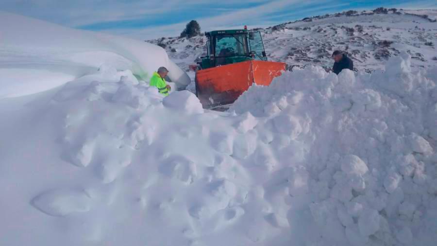 Operario de la Diputación de Lugo entre la nieve en un vial. Foto: D.Lugo 