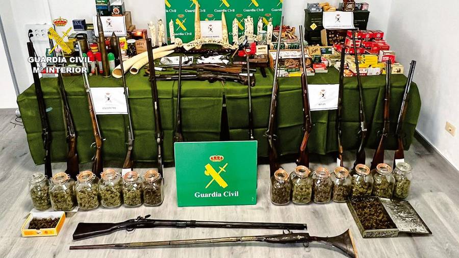 Bienes incautados. La Guardia Civil, en la ‘Operación Sayal’, incautó armas, munición y drogas. Foto: G.C.