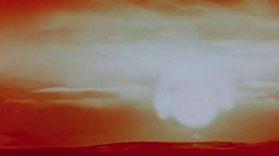 La llamada Bomba del Zar, 3.300 veces más destructiva que la de Hiroshima, fue la más poderosa creada por el programa nuclear ruso. Rusia acaba de revelar un vídeo con nuevas imágenes de una de las detonaciones más grandes que haya hecho el ser humano en el planeta. (Fuente, www.bbc.com)