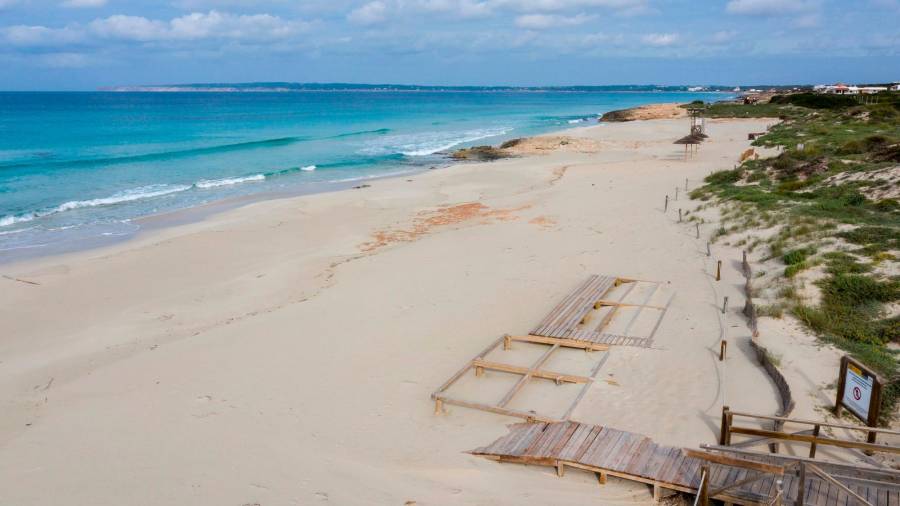 Vista del estado vacío de la playa de Migjorn, ayer en Formentera. EFE/ Sergio G. Cañizares