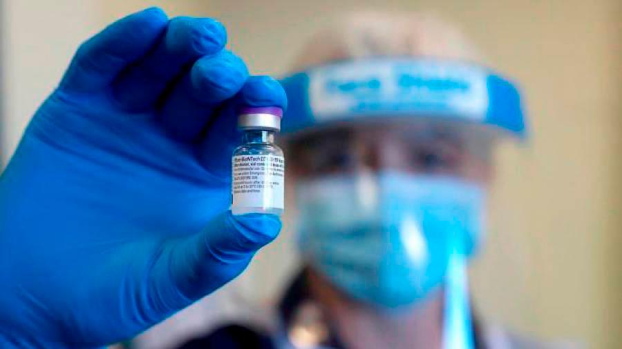 Sanidad avanza que mañana llegarán 369.525 dosis de la vacuna de Pfizer para proseguir con la vacunación