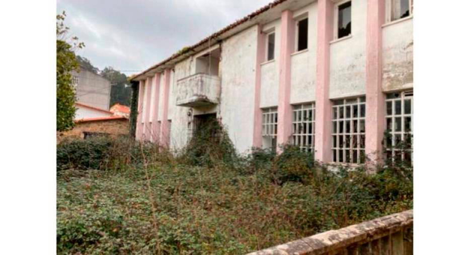 La antigua escuela unitaria presenta actualmente un estado ruinoso. Foto: Concello de Muros