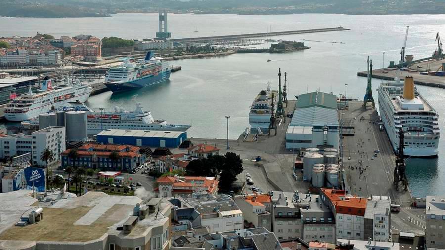 Transformación. La Autoridad Portuaria de A Coruña apoya los planes de la Xunta para los muelles. Foto: Almara