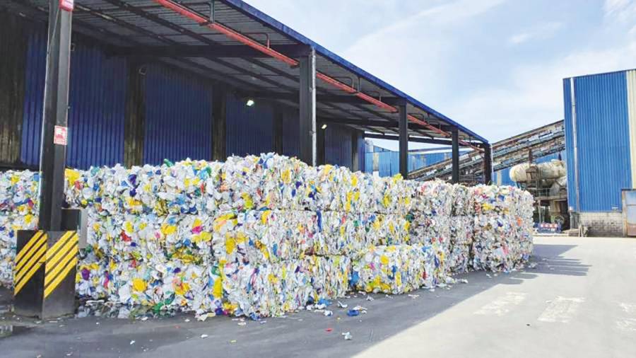 Residuos de plástico preparados para ser reciclados en la planta de Sogama. Foto: Gallego