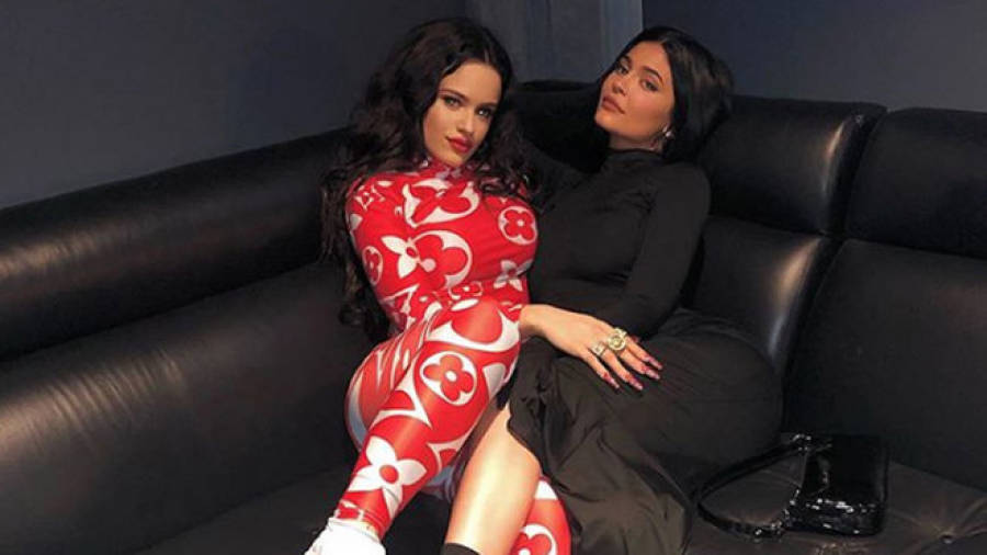 Rosalia y Kylie Jenner se dan el 'sí quiero'