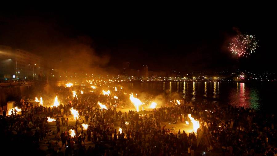 Imagen de archivo de la celebración del San Juan en las playas de A Coruña. EFE