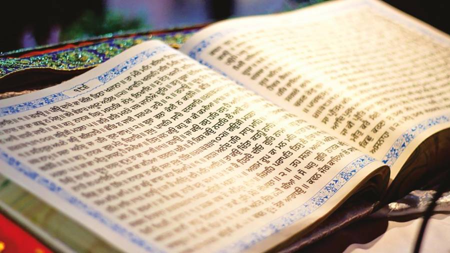 El libro Sri Guru Granth Sahib está escrito en alfabeto gurmukhi, contiene poesías, oraciones, himnos...