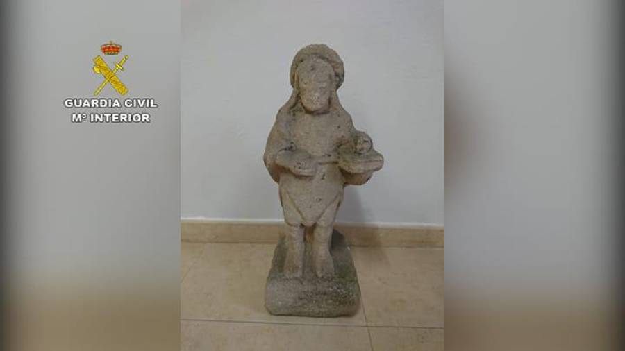 Escultura de San Juan Bautista que había sido robada en A Pobra y que fue localizada en O Ézaro. Foto: Guardia Civil