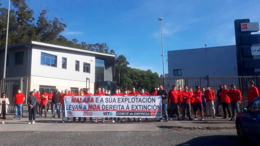 Protesta ayer del personal de Noa Madera, en Fene. Foto: CIG