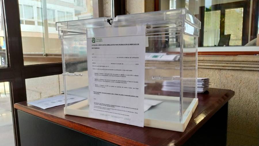 Urna habilitada en la casa consistorial de Ames para que los ambulantes voten por la ubicación del mercadillo. Foto: CA