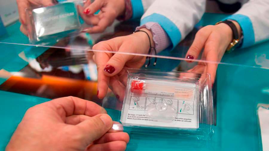 Un ‘kit de saliva’ entregado en farmacias de Pontevedra en la pasada campaña. Foto: Salvador Sas / Efe