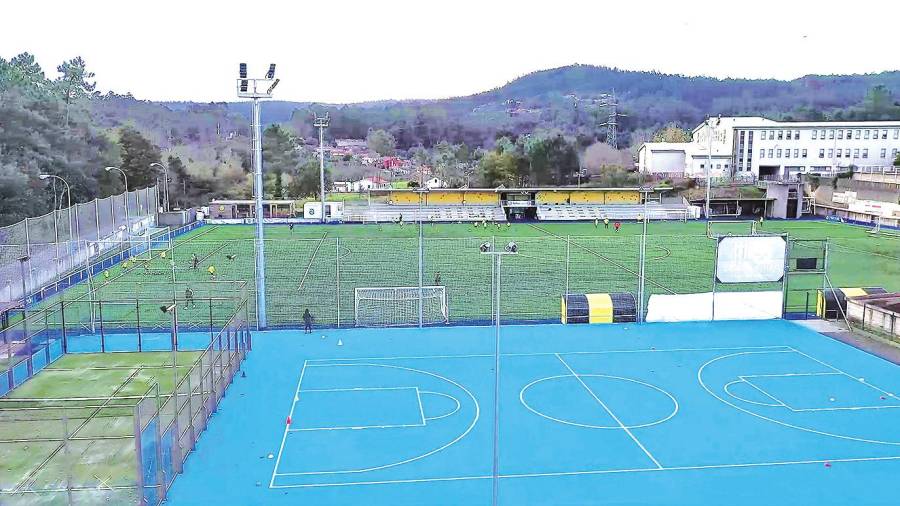 Área deportiva de Bertamiráns, onde as asociacións realizan parte das actividades. Foto: CA