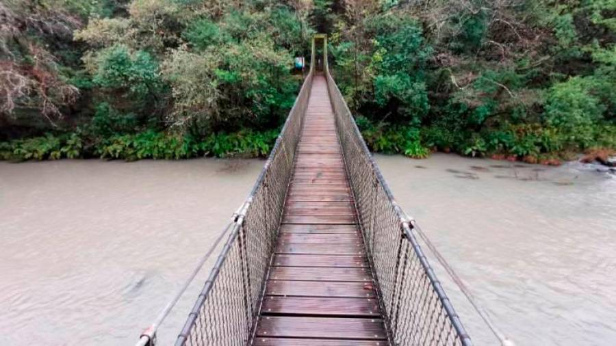 Instalan una barrera para corregir la turbieza del río Eume que impide el consumo de agua potable en Pontedeume