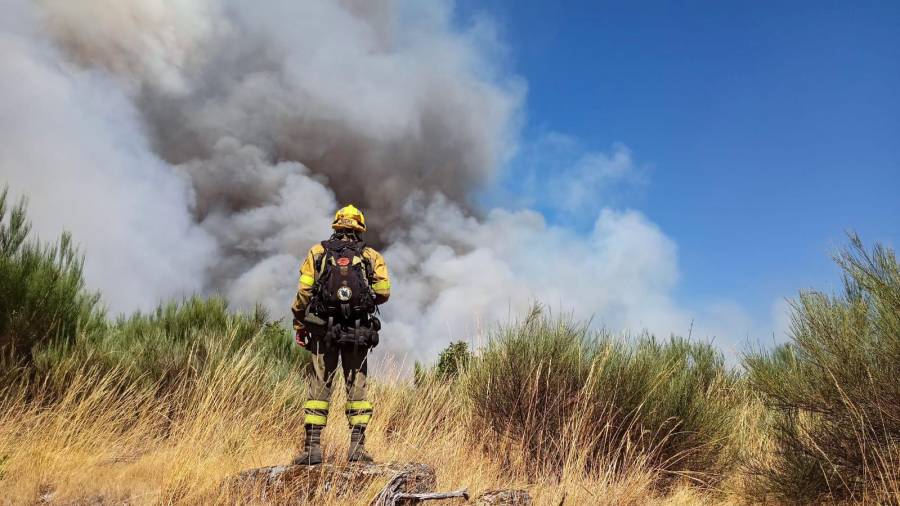 Incedio de Cualedro (Ourense) que arrasa ya las 300 hectáreas. Foto: cuenta de Twitter @AT_Brif