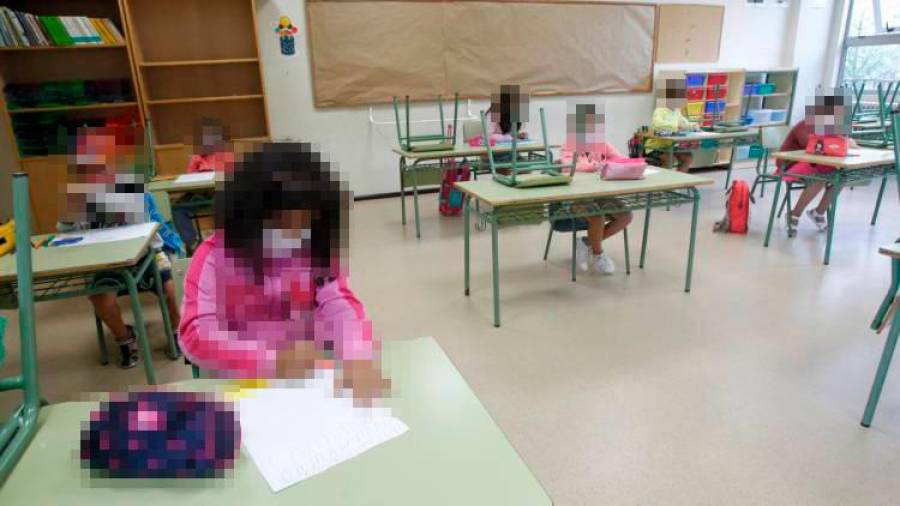En un aula de un colegio gallego, los alumnos llevan mascarilla y guardan la distancia de seguridad. Foto: F.B.