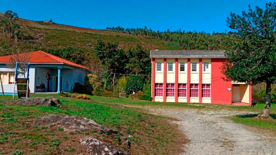 Á dereita, escola unitaria de Rañó, en Leiro. Foto: CRA Rianxo