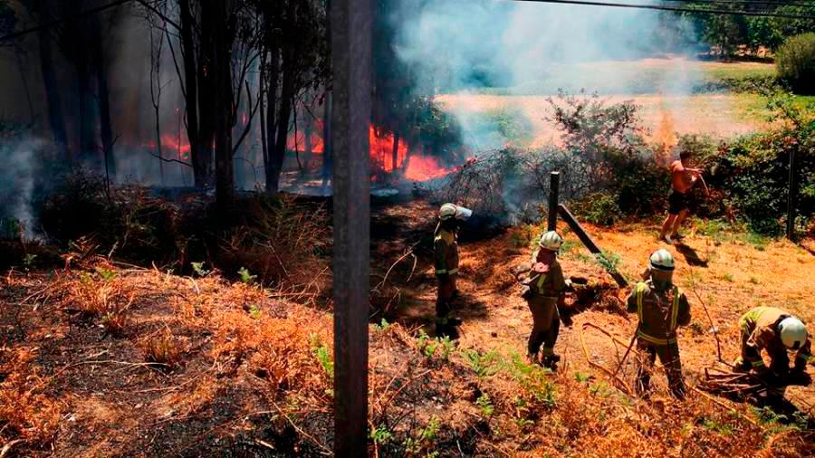 Agentes extinguiendo un incendio forestal en Rois